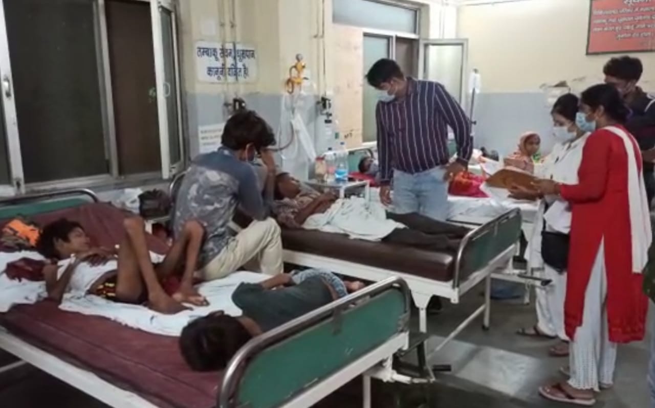 Aligarh Starvation  starvation in aligarh  hungry for two months  scarcity of food in aligarh  aligarh latest news in hindi  coorna lockdown impact  woman five children admitted hospital  दो महीने से भूखे  दो माह से भूखा है परिवार  जिला अस्पताल मलखान सिंह  अलीगढ़ की ताजा खबरें  पांच बच्चों का परिवार भूखा  अलीगढ़ की ताजा खबर