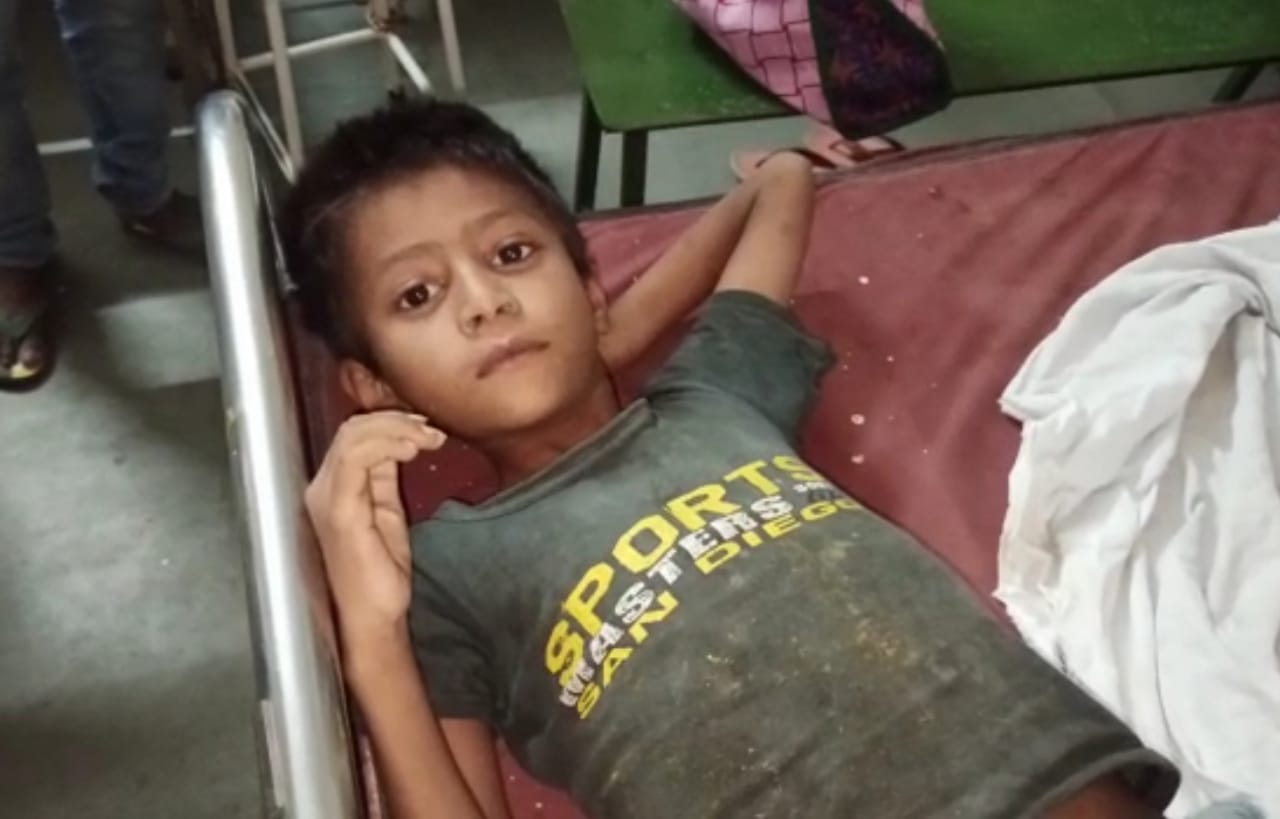 Aligarh Starvation  starvation in aligarh  hungry for two months  scarcity of food in aligarh  aligarh latest news in hindi  coorna lockdown impact  woman five children admitted hospital  दो महीने से भूखे  दो माह से भूखा है परिवार  जिला अस्पताल मलखान सिंह  अलीगढ़ की ताजा खबरें  पांच बच्चों का परिवार भूखा  अलीगढ़ की ताजा खबर