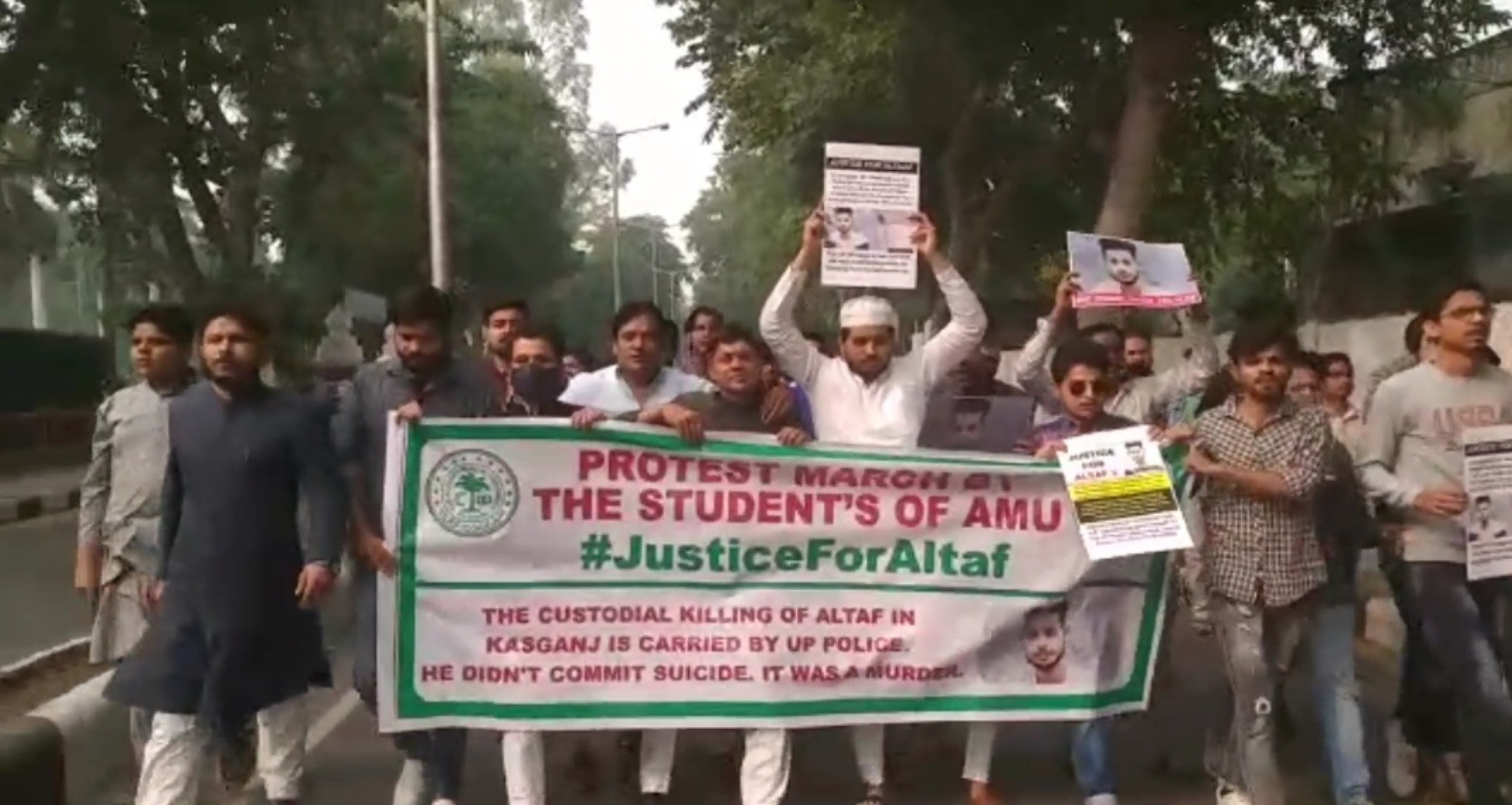 अलीगढ़ में अल्ताफ की मौत के विरोध में एएमयू के छात्रों ने निकाला मार्च.
