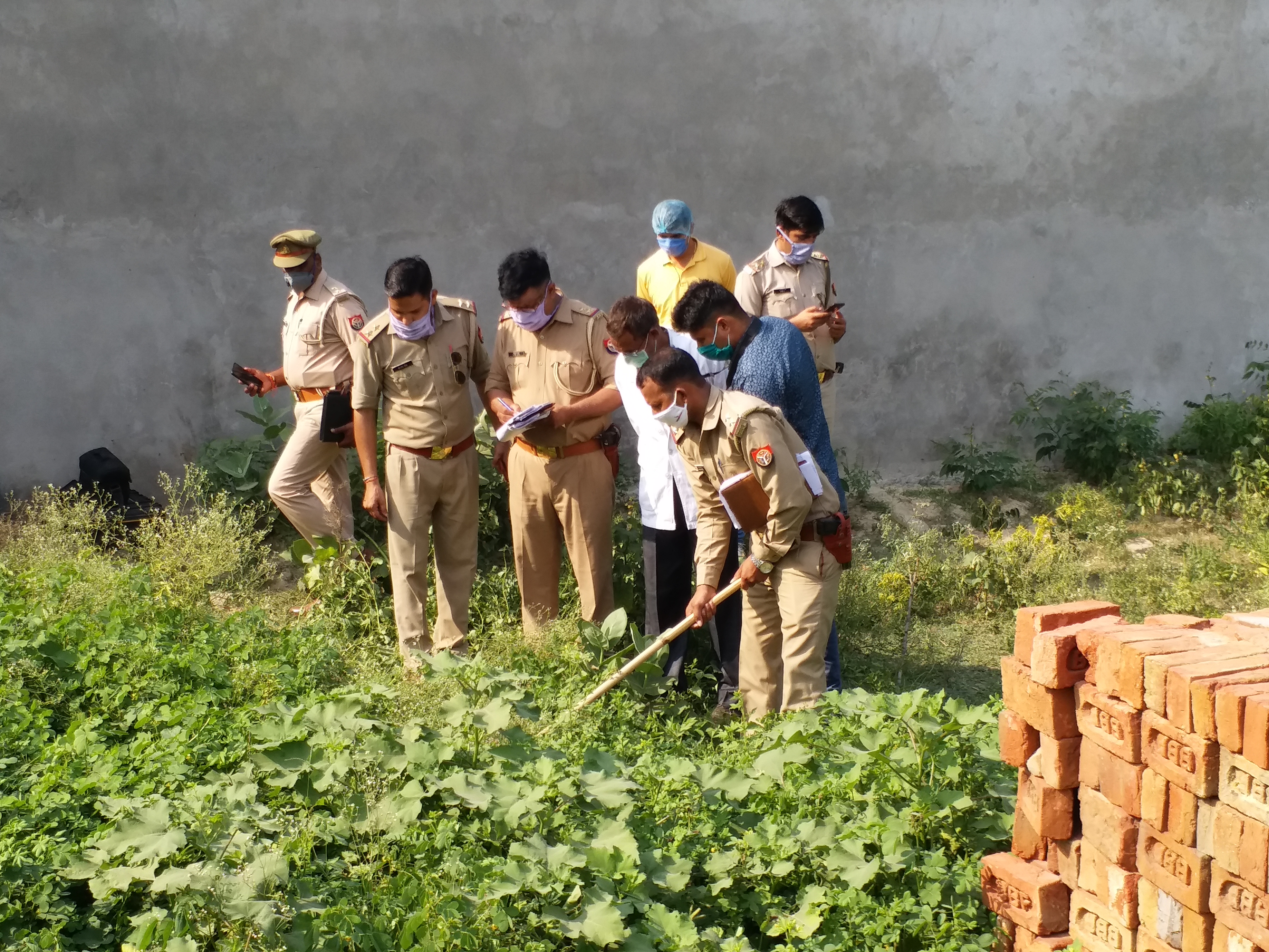 body found in bushes in aligarh