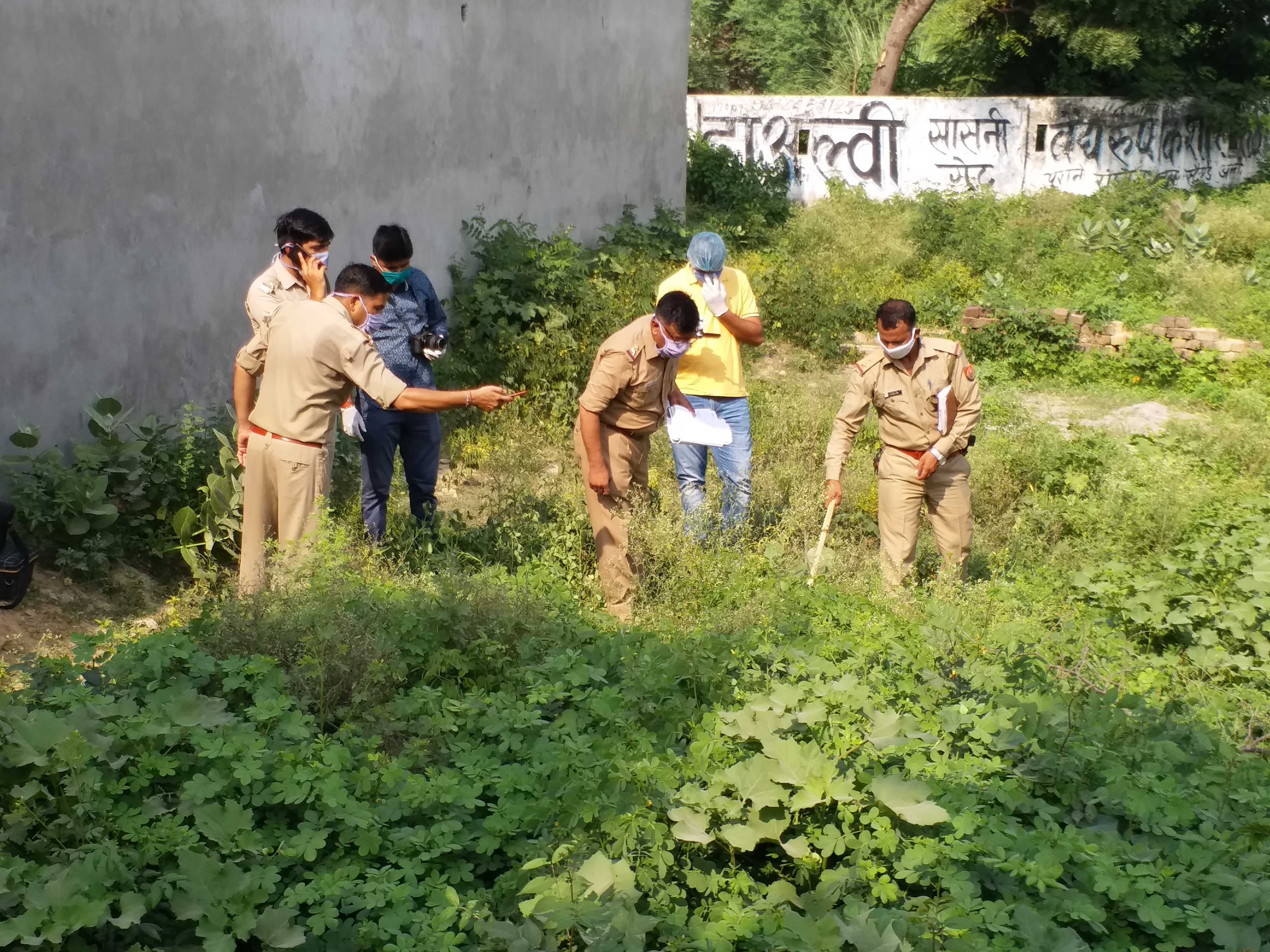 body found in bushes in aligarh