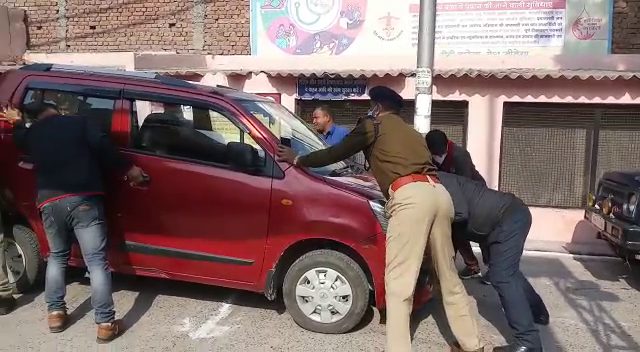 ट्रैफिक पुलिस कार में धक्का मारते दिखाई दिए