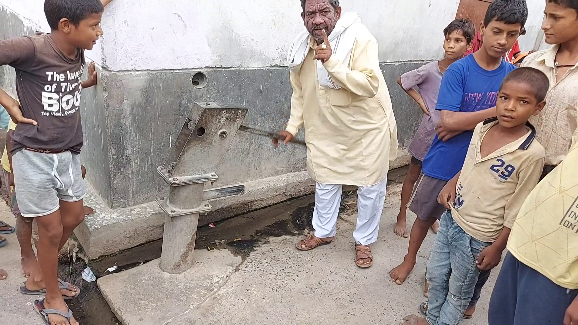 mandir ka nagla  mandir ka nagla village  water crisis in aligarh  water crisis in mandir ka nagla  mandir ka nagla village aligarh  water problems in mandir ka nagla  aligarh latest news in hindi  aligarh news in hindi  मंदिर का नगला गांव  मंदिर का नगला  मंदिर का नगला गांव में पानी की समस्या  जल संकट  अलीगढ़ में जल संकट  ग्राम प्रधान वीरपाल सिंह  अलीगढ़ की ताजा खबर