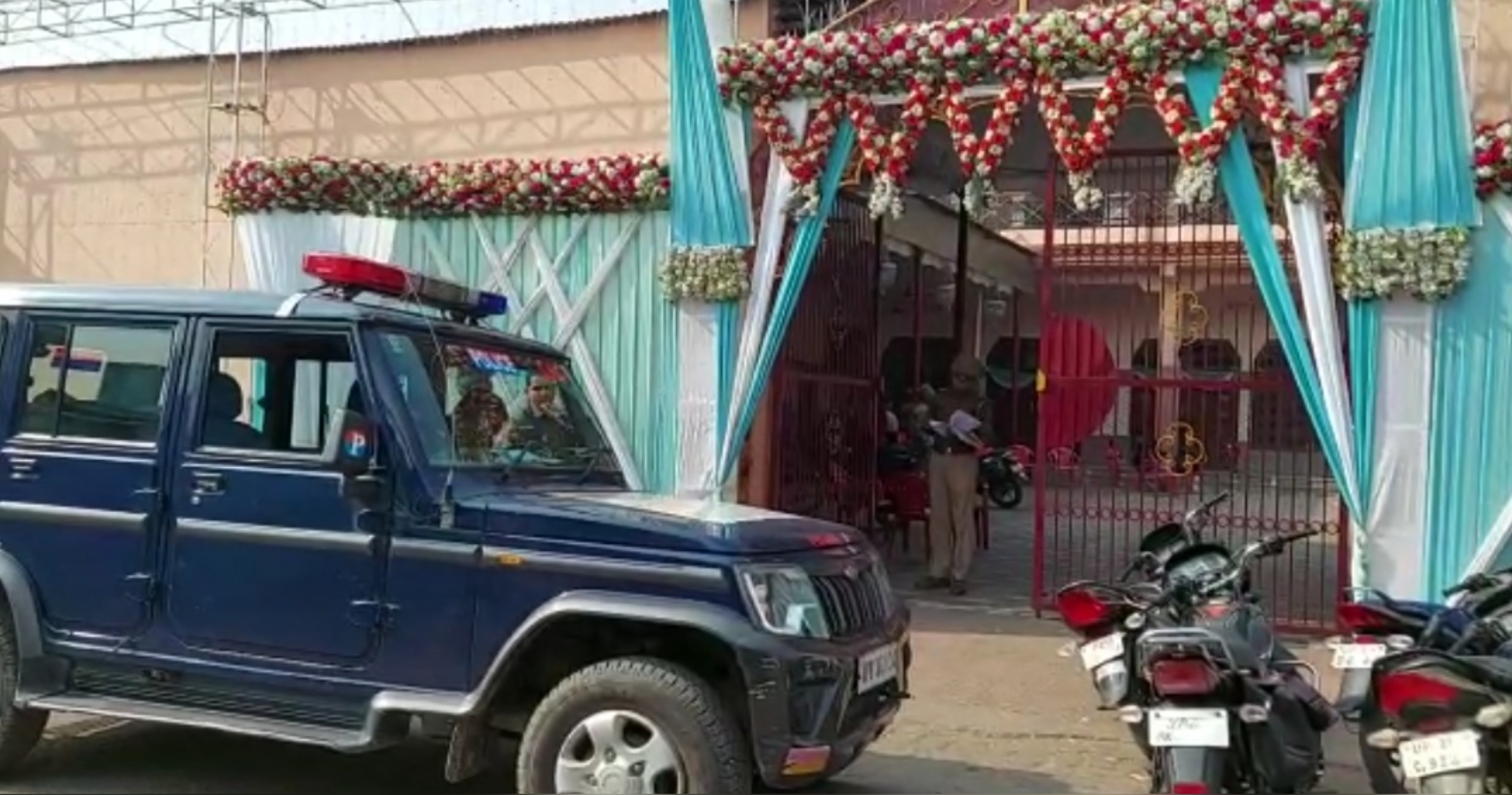 सुरेन्द नगर केशव वाटिका मैरिज हाल में पहुंची अलीगढ़ पुलिस