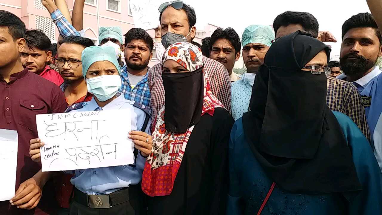 amu jnmc paramedical staff protest for not getting salary in aligarh