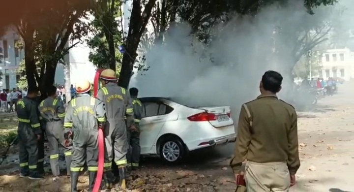 Fire Broke Out In A Car At AMU Campus: اے ایم یو کیمپس میں کھڑی کار میں آگ لگنے سے افرا تفری