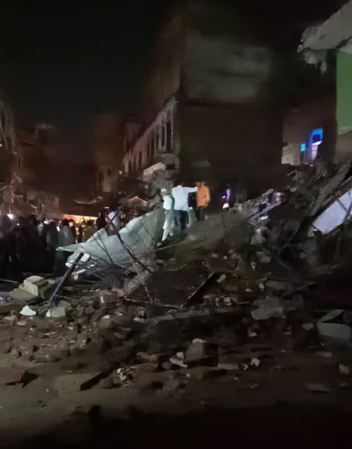 چارمنزلہ عمارت کے اچانک گرنے سے ملبے میں دبے لوگ