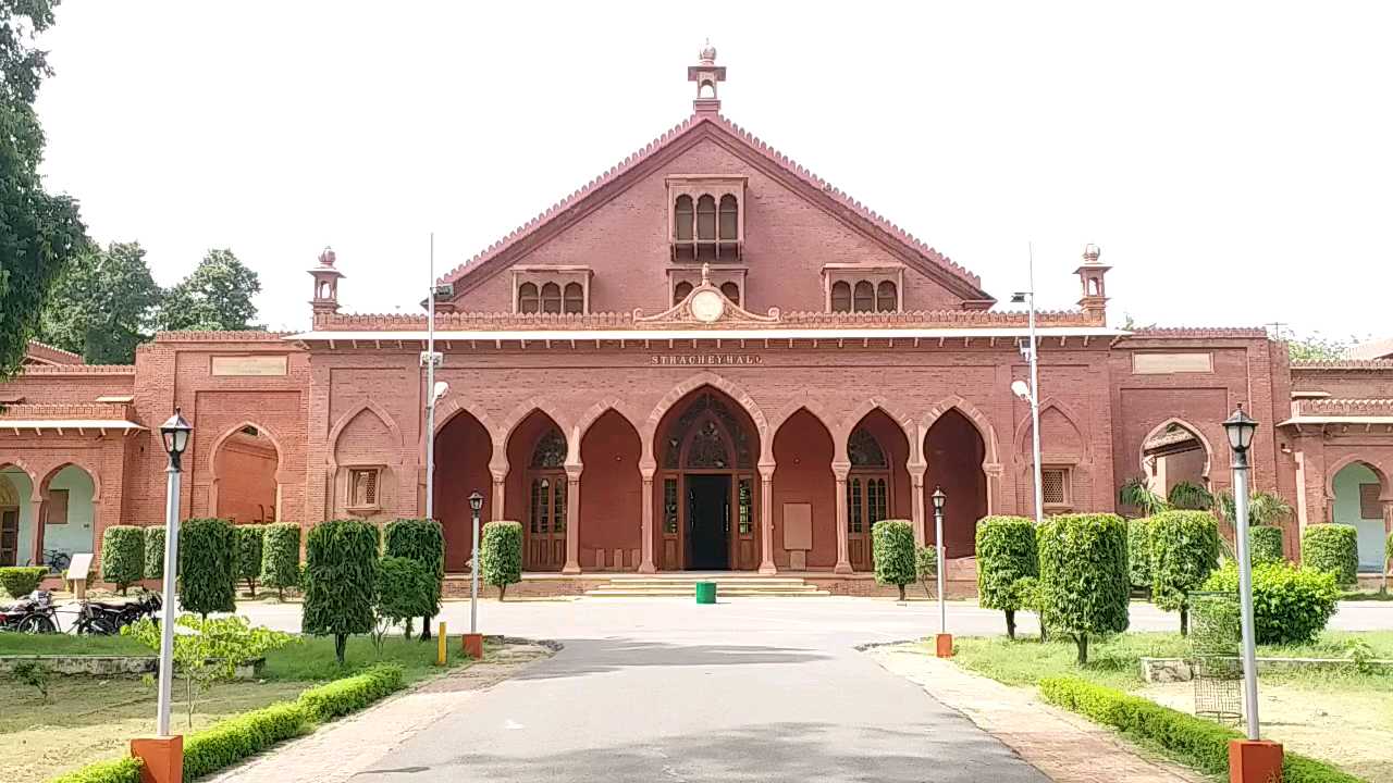 mohammedan anglo oriental college converted into aligarh muslim university on 9th september 1920