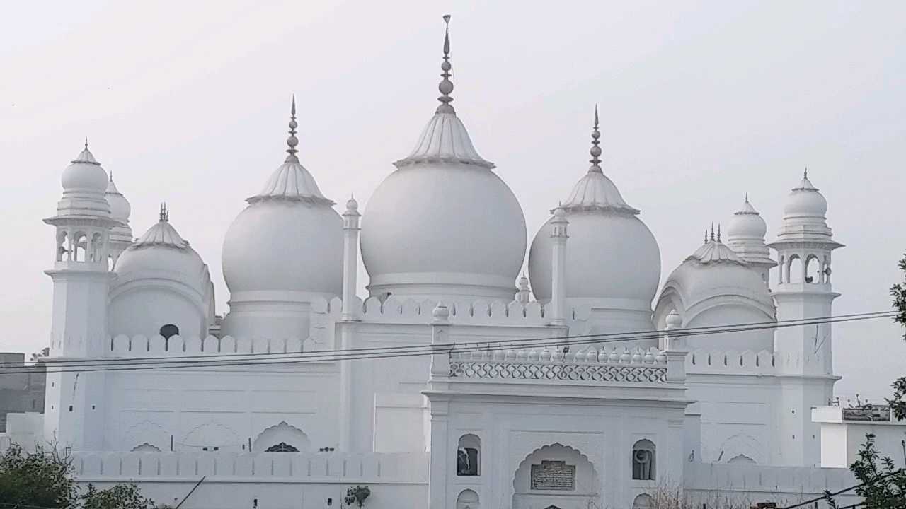 شہر مفتی نے کہا کہ جمعہ کے بجائے گھر پر ہی ظہر کی نماز ادا کریں کیونکہ جمعہ صرف مسجد میں ہی پڑھا جاسکتا ہے