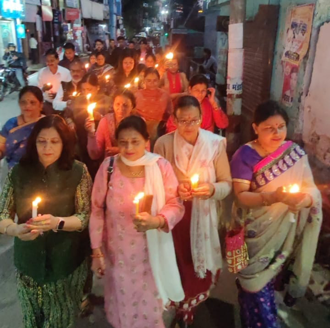 Mahila Congress takes out candle march in Almora