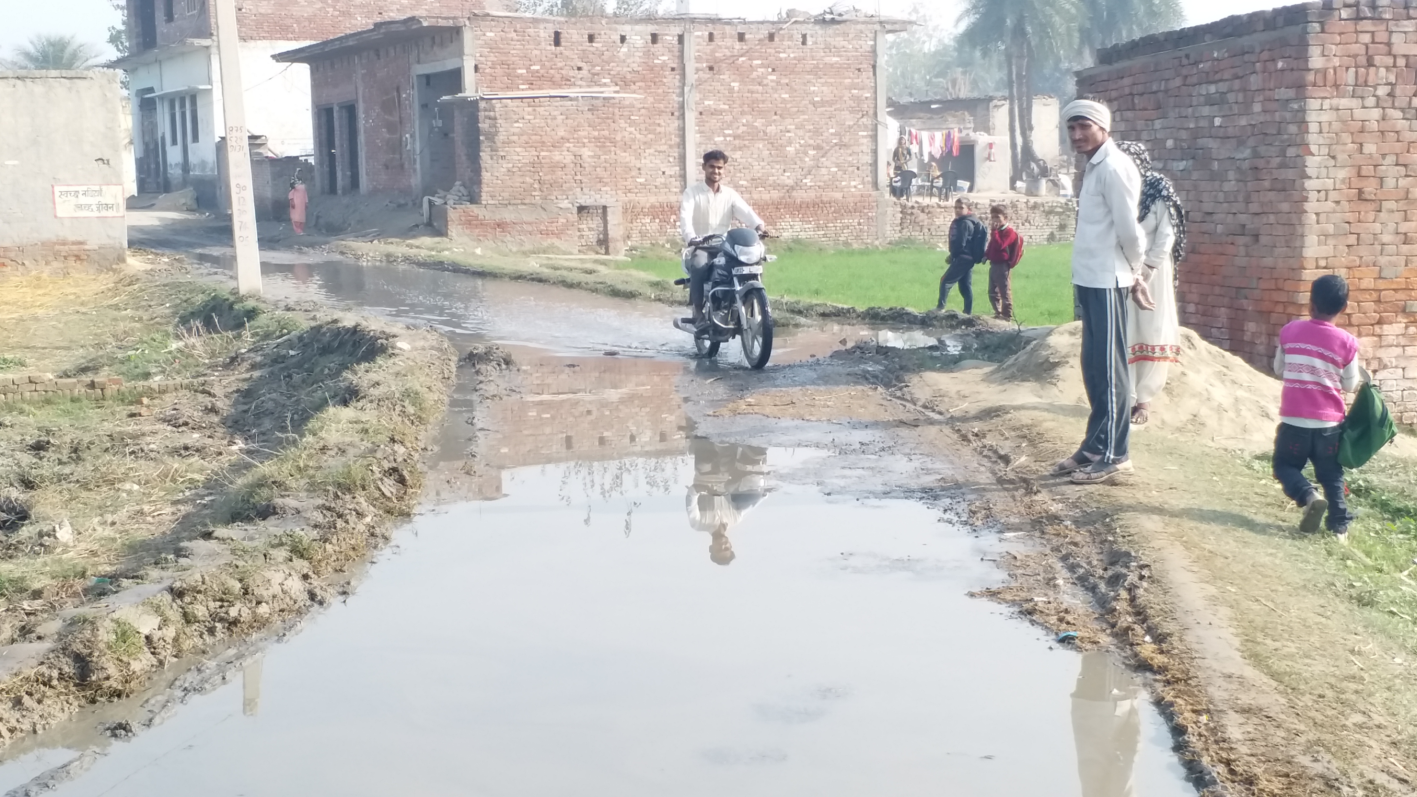 गंदगी के बीच सफर कर रहे ग्रमीण.