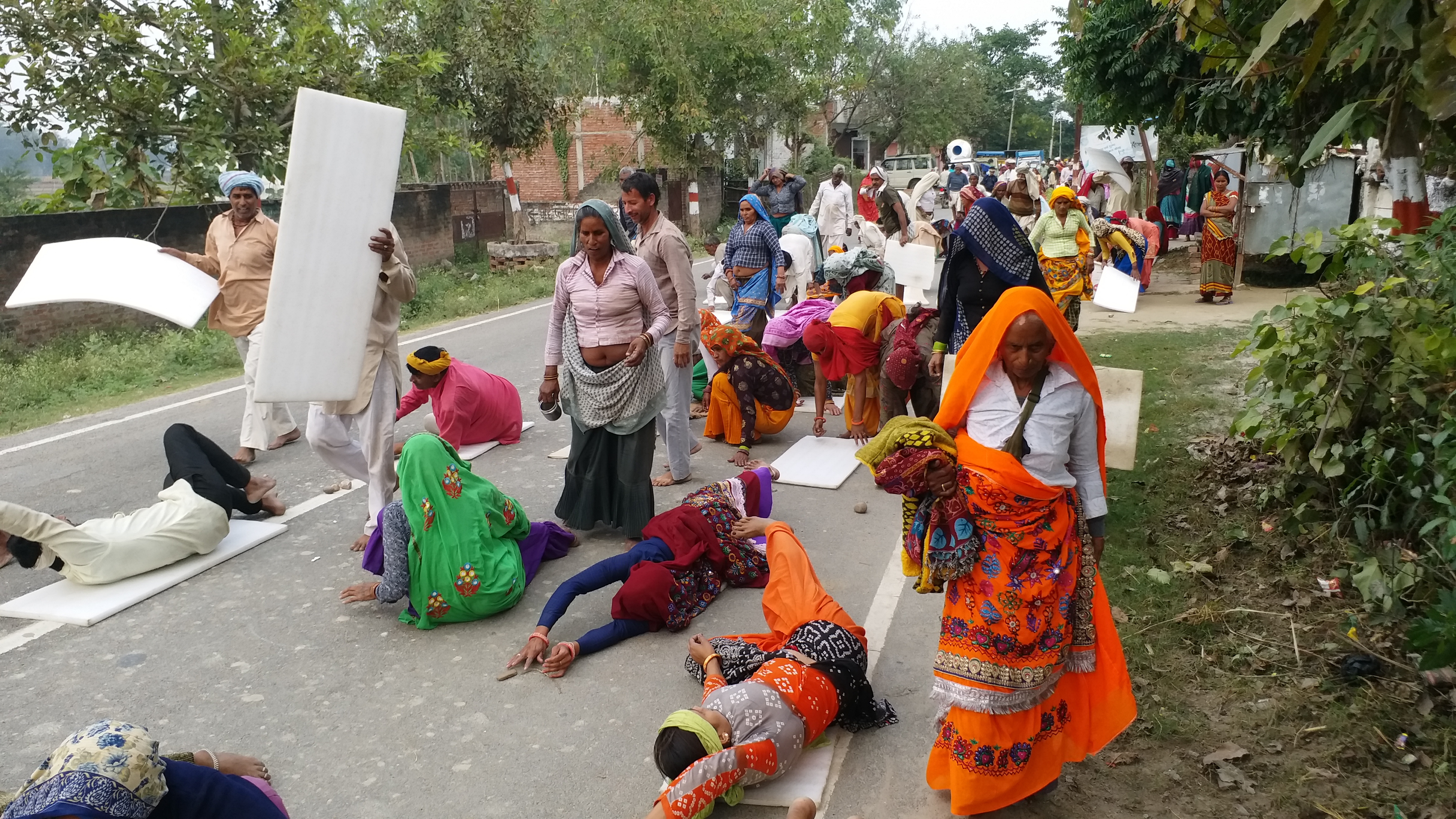 श्रद्धालु लेटकर कर रहे परिक्रमा.