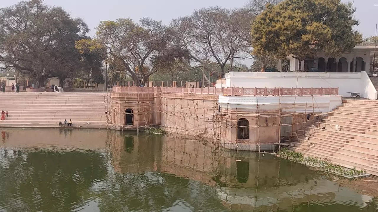 अयोध्या के सूर्य कुंड मंदिर का सरोवर