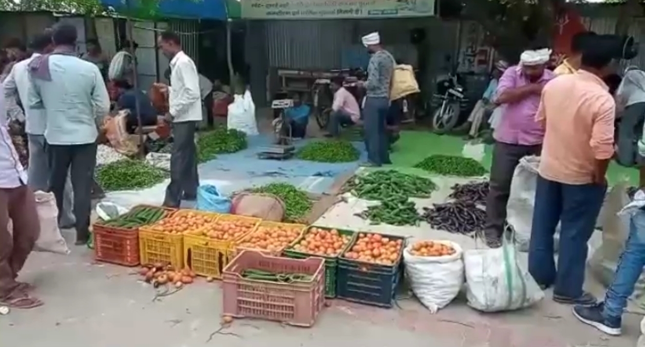 Ayodhya news  sabzi mandi on highway in bikaner  sabzi mandi  accident  sabzi mandi bikaner area  ayodhya altest news  ayodya prayagraj highway sabji mandi  बीकापुर सब्जी मंडी  बीकापुर तहसील क्षेत्र  प्रयागराज हाईवे सब्जी मंडी  अयोध्या प्रयागराज हाईवे  अयोध्या प्रयागराज हाईवे सब्जी मंडी  सब्जी मंडी  अयोध्या की ताजा खबर