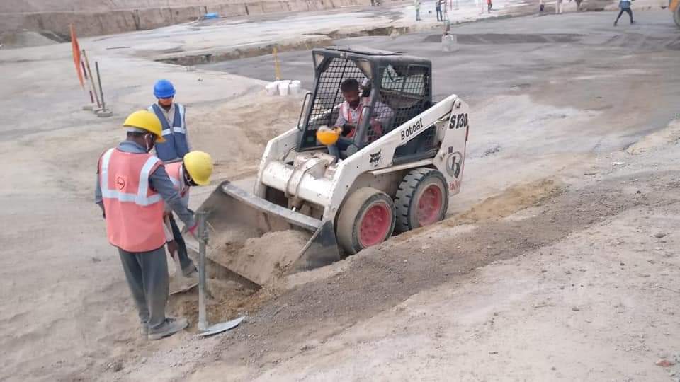 नींव भराई का कार्य रोलर कंपैक्टेड कंकरीट तकनीक से हो रहा.