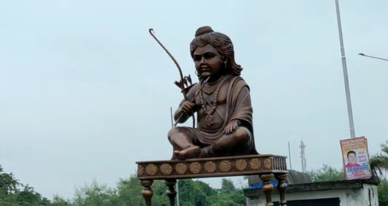 हाईवे पर लगी श्रीराम की बाल्यकाल की मूर्ति .