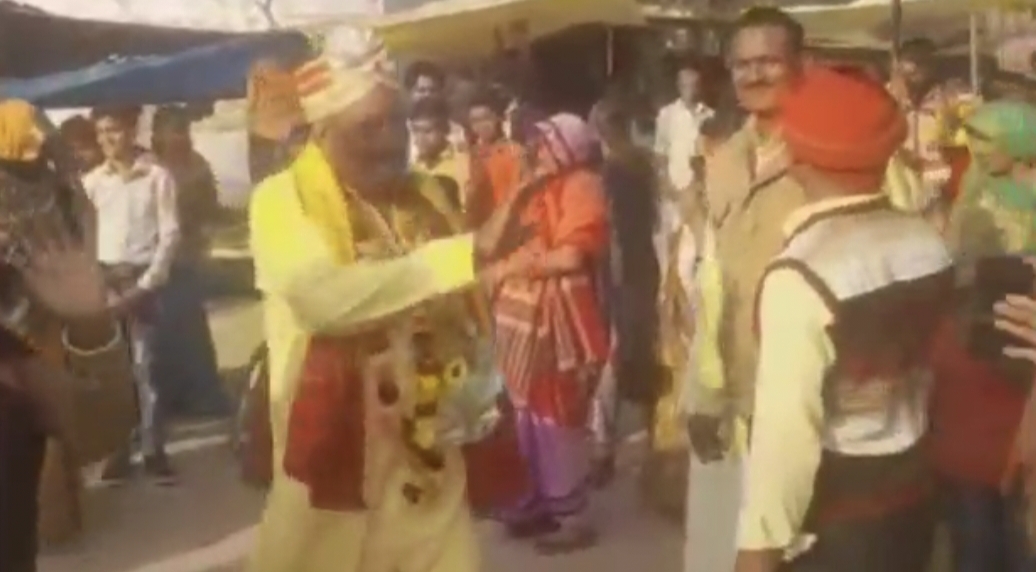 Ayodhya Unique Marriage  Unique Marriage in Ayodhya  old man having six daughters married 23 year girl  Girl Dance Video Viral  23ರ ವಧುವನ್ನು ವರಿಸಿದ 65 ವರ್ಷದ ವೃದ್ಧ  ತಂದೆಯ ಮದುವೆಯಲ್ಲಿ ಕುಣಿದು ಕುಪ್ಪಳಿಸಿದ 6 ಹೆಣ್ಣಮಕ್ಕಳು  ಶ್ರೀರಾಮ ನಗರಿ ಅಯೋಧ್ಯೆಯಲ್ಲಿ ನಡೆದ ವಿಶಿಷ್ಟ ವಿವಾಹ  ಹುಸೇನಾಬಾದ್ ಪುರಿ ಚೌಧರಿ ಗ್ರಾಮದ ನಿವಾಸಿ ನಖೇದ್ ಯಾದವ್  ಪತ್ನಿಯ ಮರಣದ ನಂತರ ಒಂಟಿ ಜೀವನ  ವಿಶೇಷವೆಂದರೆ ಮದುವೆಯಾದ ವೃದ್ಧನಿಗೆ ಆರು ಹೆಣ್ಣು ಮಕ್ಕಳ