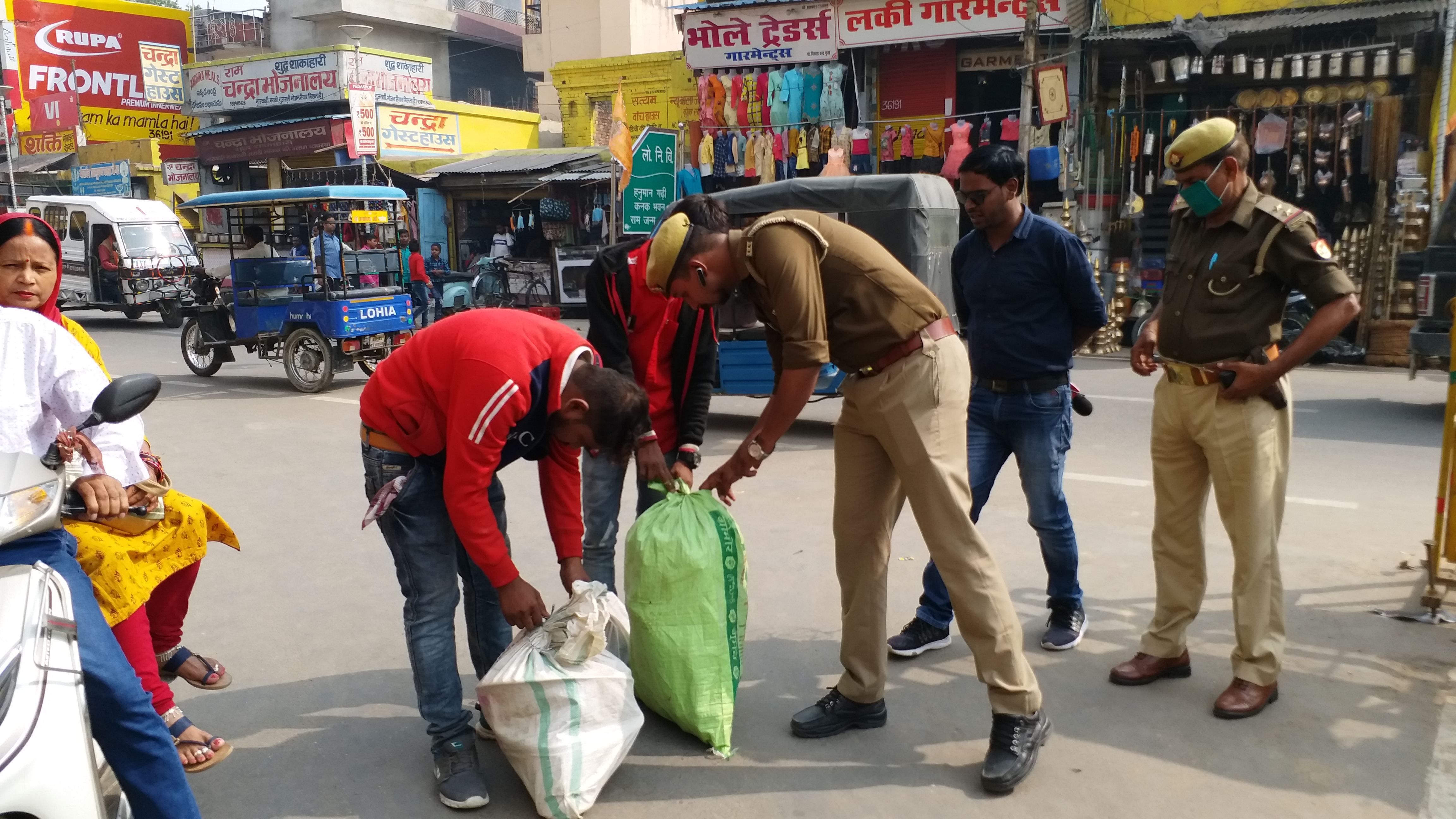 आने-जाने वालों की पुलिस ने की चेकिंग