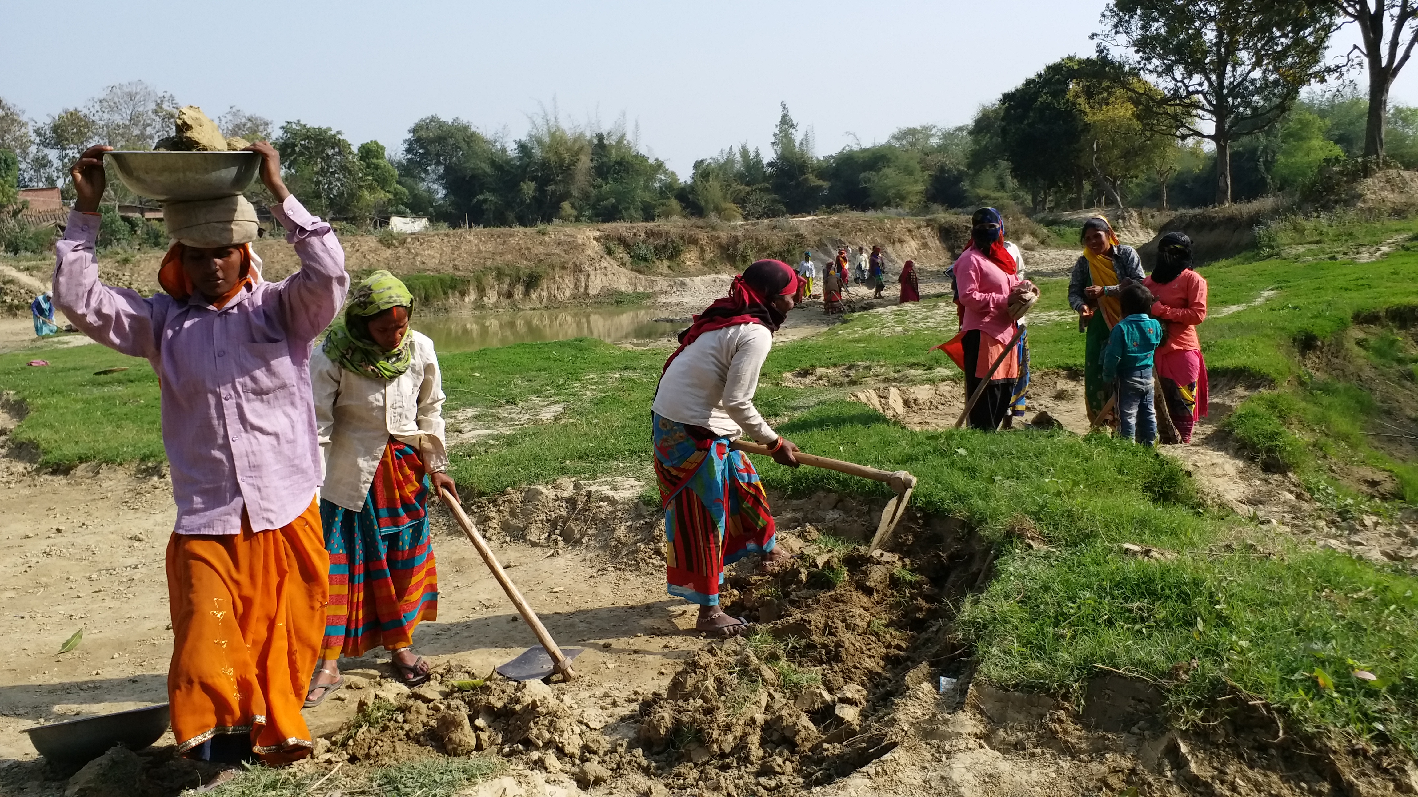 ग्रामीण खेती किसानी के जरिए अपना गुजारा करते हैं.