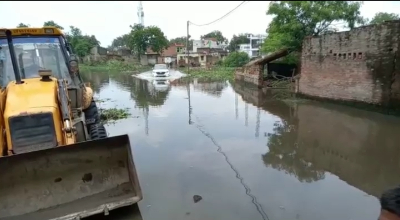 बारिश के बाद तालाब बनी सड़क