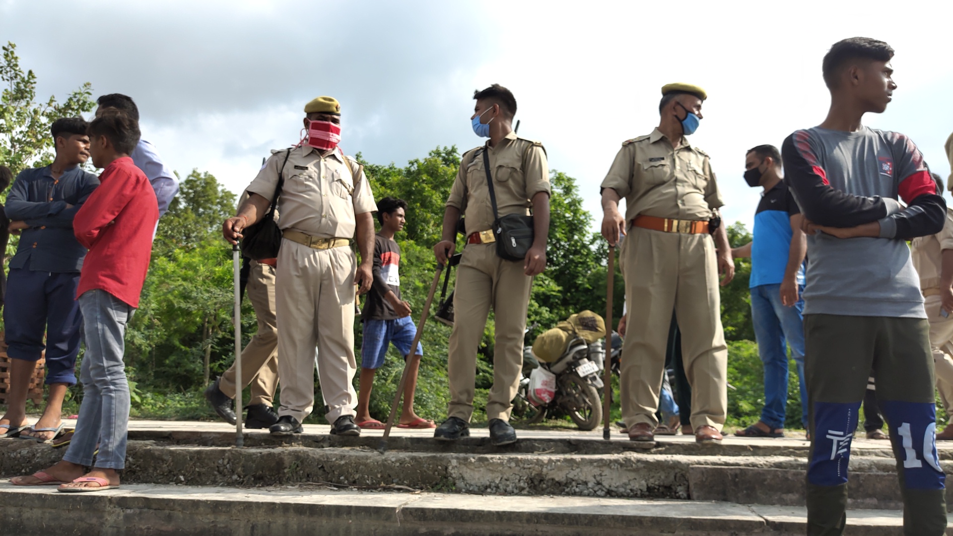 आंखों के सामने डूब गई पत्नी और तीन बेटियां, लाचार सतीश देखता रह गया