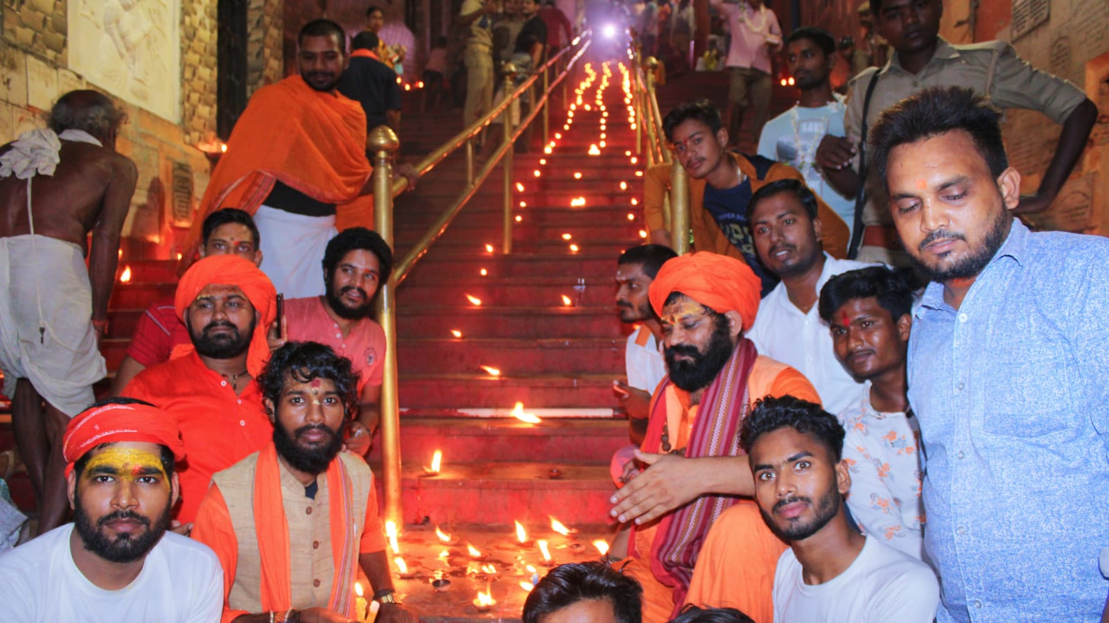 अयोध्या के प्रमुख मंदिरों में जलाए गए दीप.