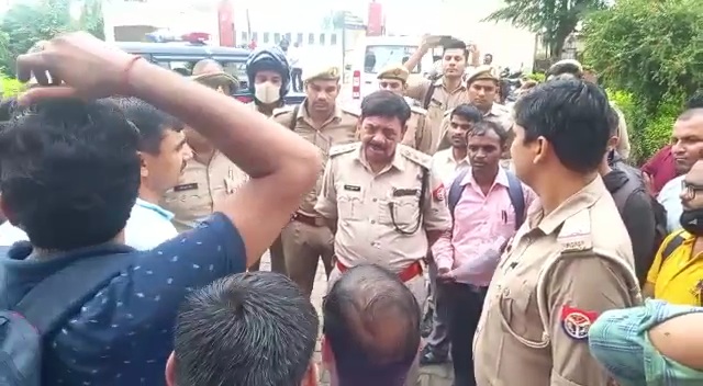 छात्रों को समझाती पुलिस टीम