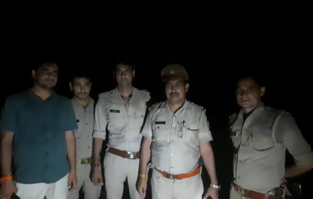 बदमाशों को गिरफ्तार करने वाली पुलिस टीम