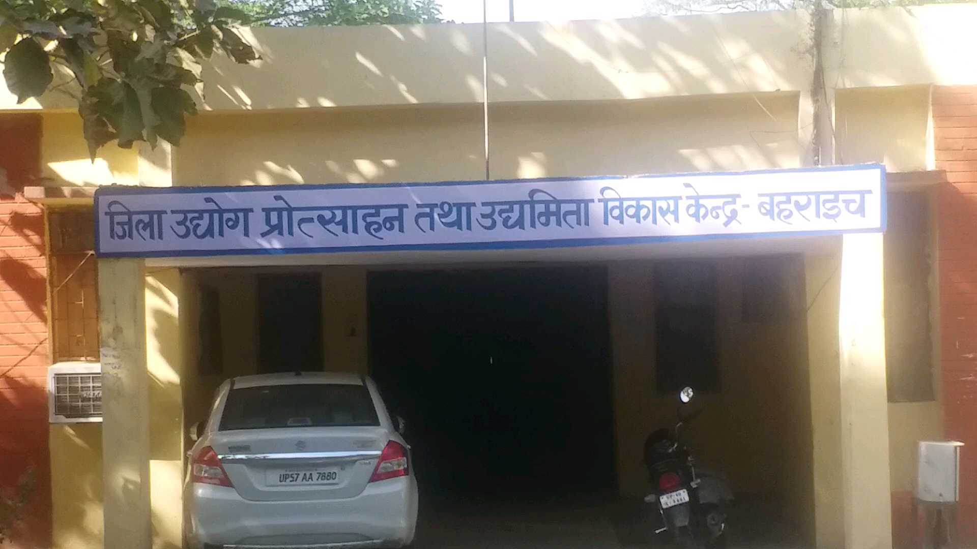 मजदूरों और गरीबों के लिए प्रशासन ने बढ़ाए हाथ, 1 हजार रुपये दिए जा रहे हर माह