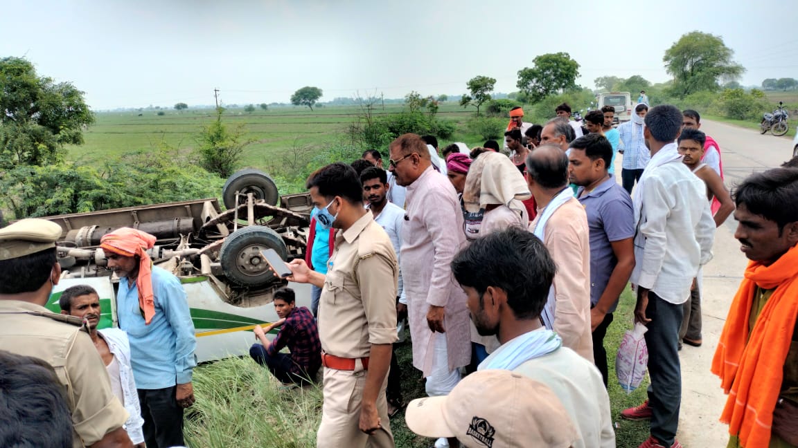 प्राइवेट बस अनियंत्रित होकर पलटी