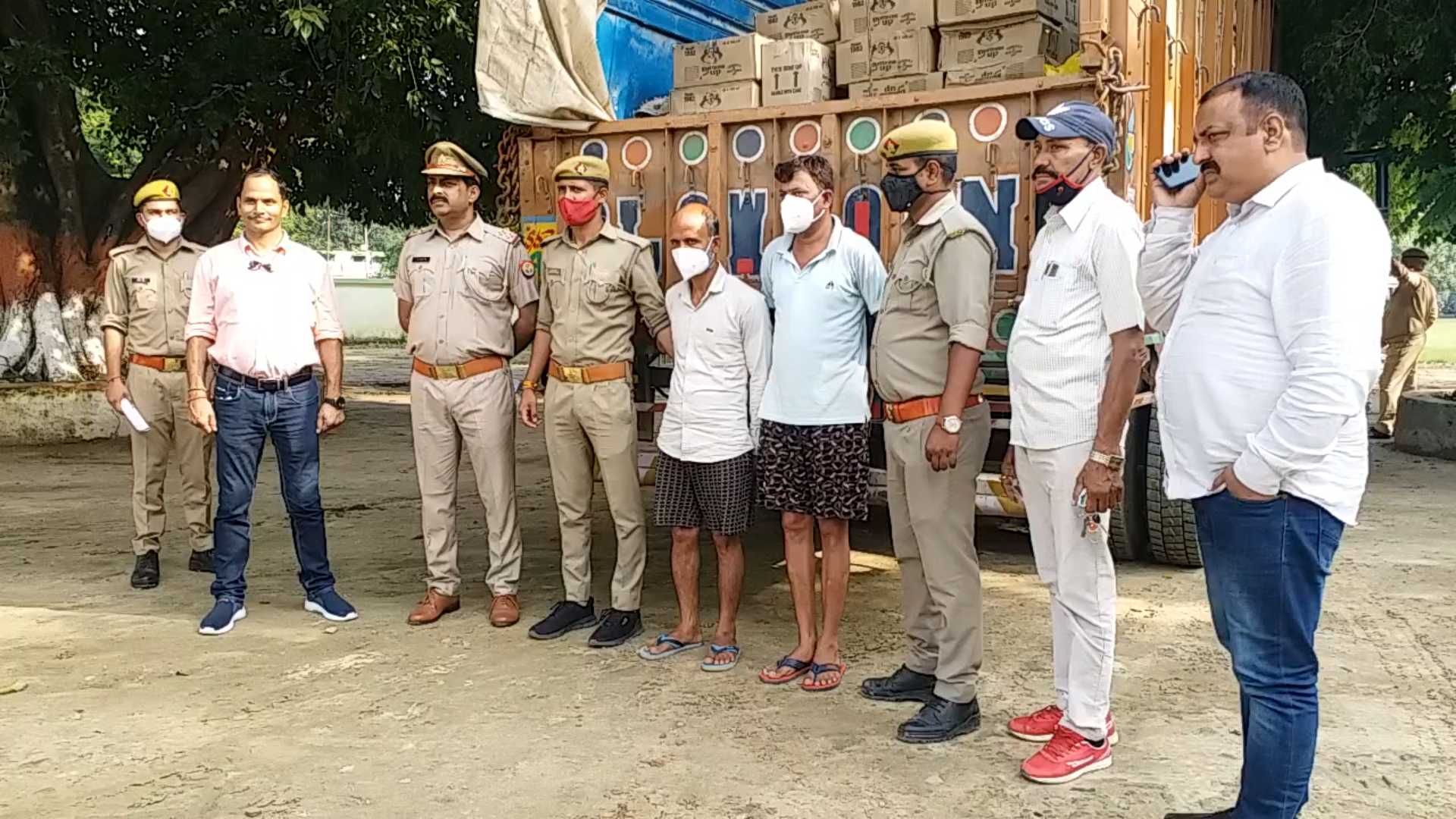 अवैध शराब तस्करों को पुलिस ने धरा.