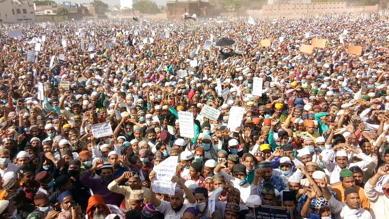 Massive protest against Narsingh Nand Saraswati in Bareilly