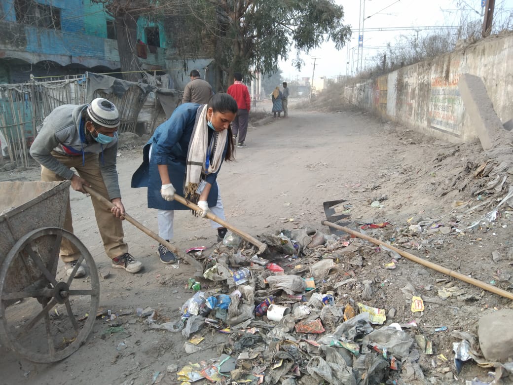 تقریباً چار گھنٹے تک صفائی مہم چلاکر علاقے کو صاف کیا اور کوڑا شہر سے باہر لے جاکر پھینک دیا