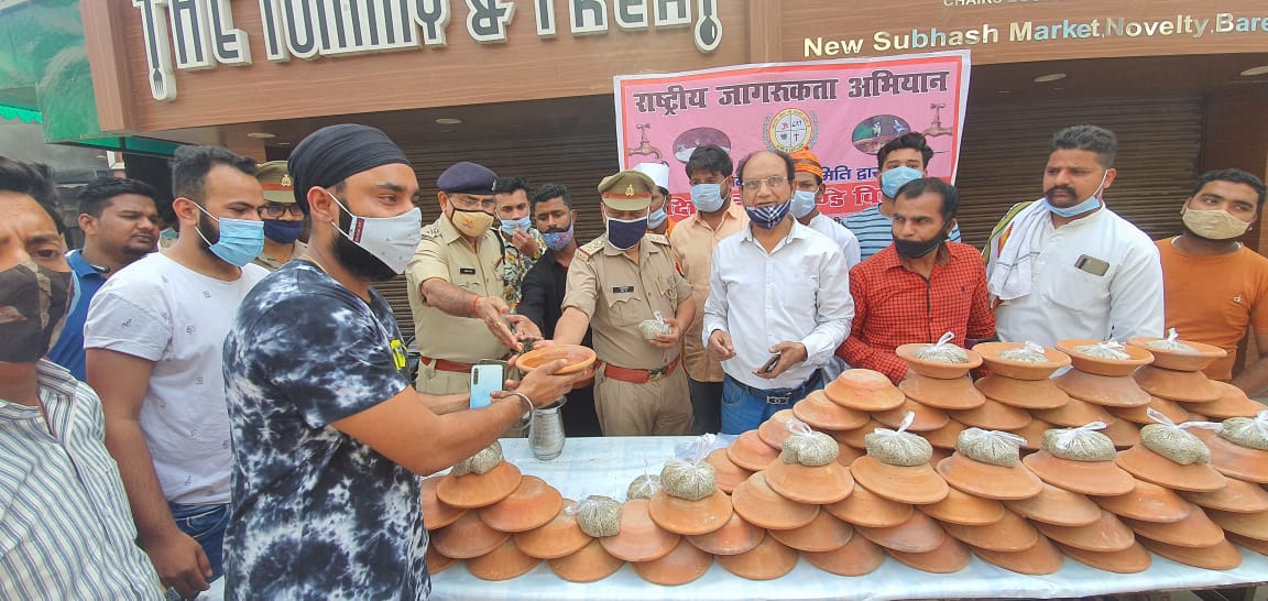 jan seva team distributed clay pots and mask for public in bareilly