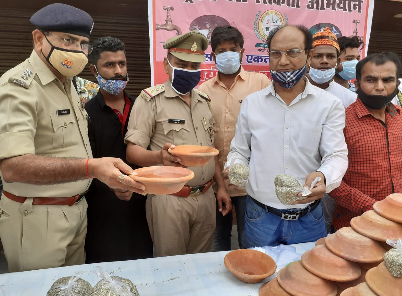 jan seva team distributed clay pots and mask for public in bareilly