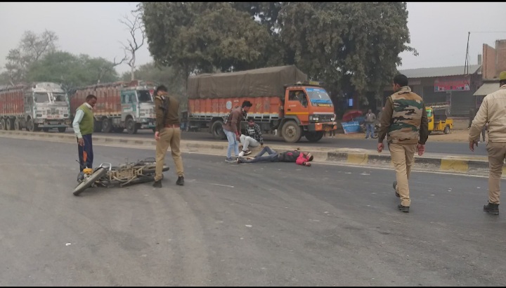 पुलिस ने घायलों को अस्पताल पहुंचाया.