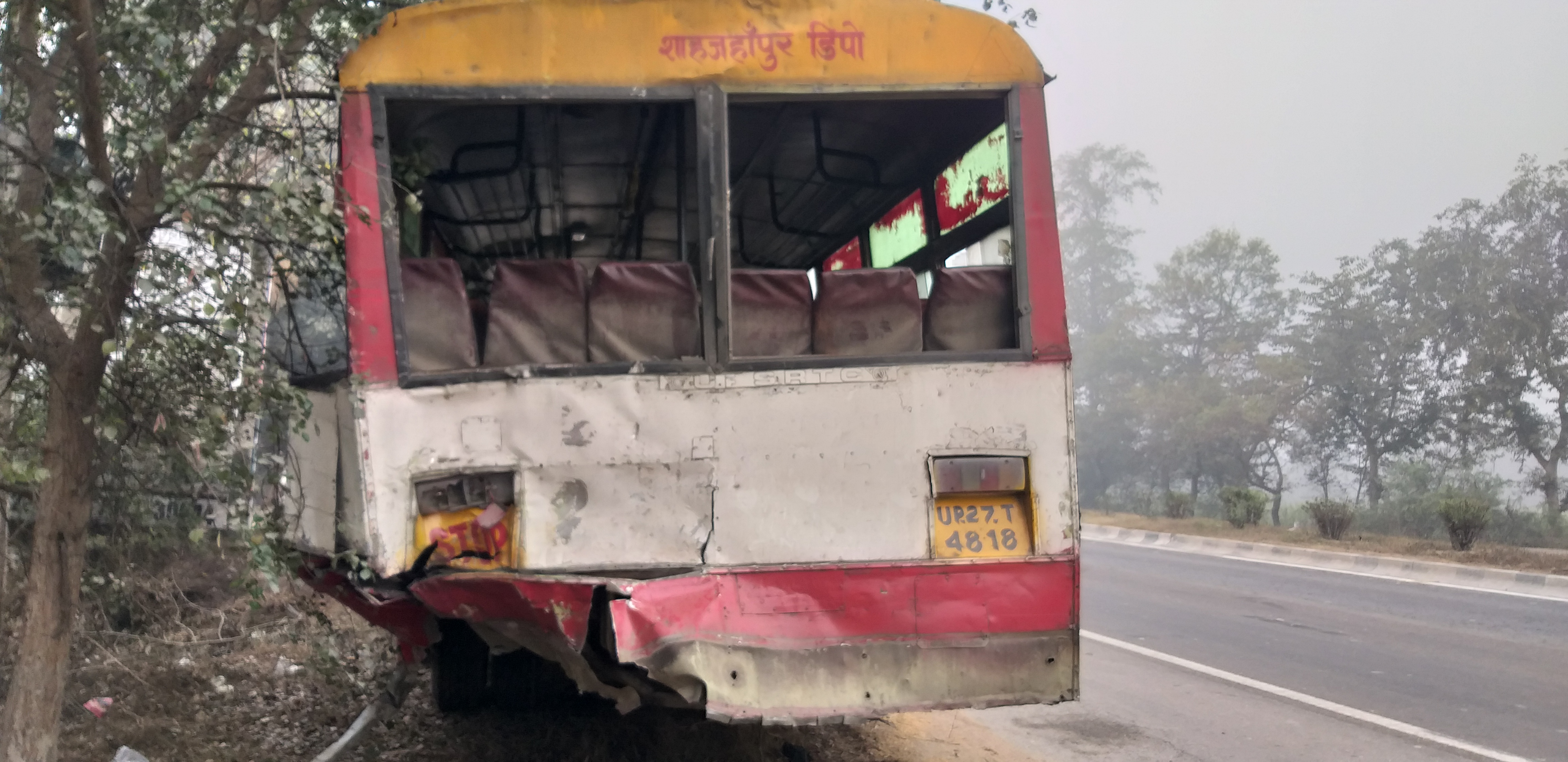 पिछली सीट पर बैठे सभी बस यात्री गंभीर रूप से घायल हो गए हैं.