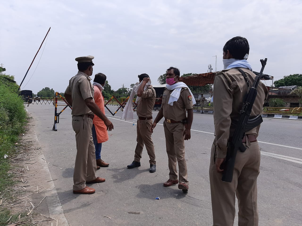 migrant laborers stopped at bareilly rampur border