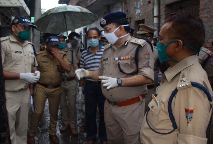 मौके पर जुटे पुलिस अधिकारी.