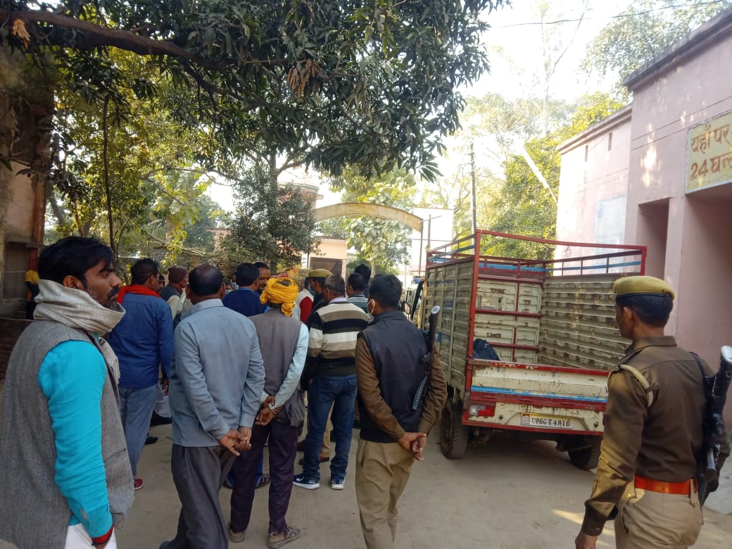 घटनास्थल पर पहुंची पुलिस की टीम.