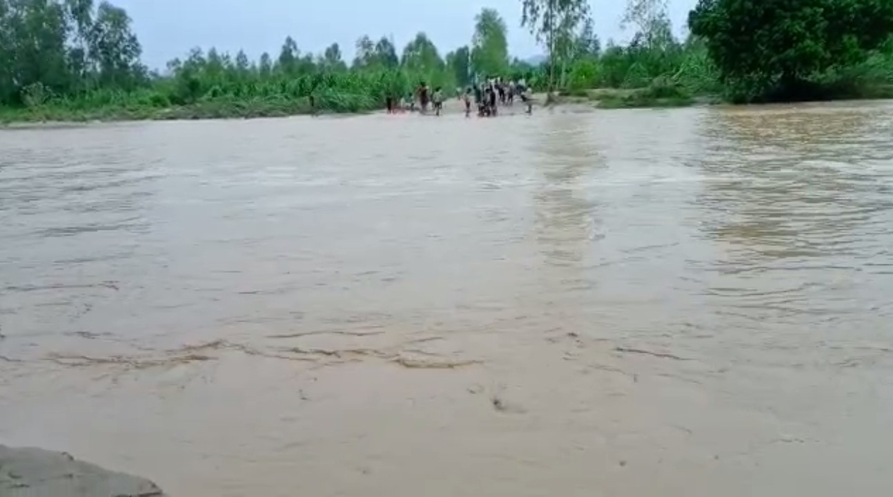 बिजनौर के ग्रामीण इलाकों में भरा बाढ़ का पानी