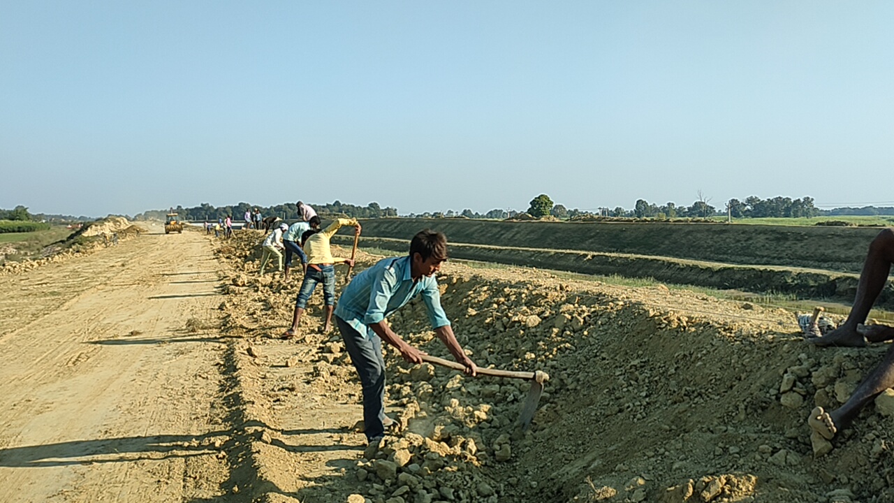 सरयू नहर परियोजना में काम करते मजदूर.