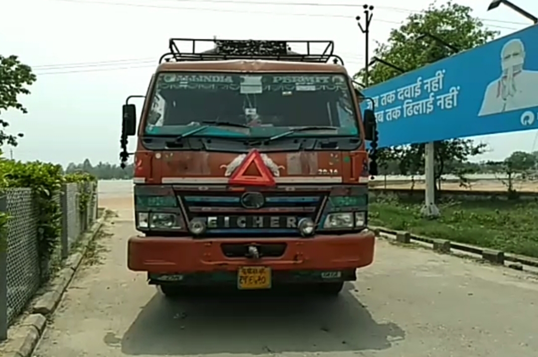 Truck driver strangled to death  strangled to death  strangled to death in bareilly  national highway 24  ट्रक चालक की हत्या  ट्रक चालक की गला दबाकर हत्या  एसपी राजकुमार अग्रवाल  bareilly crime news  bareilly latest news  bareilly today news  बरेली की ताजा खबर