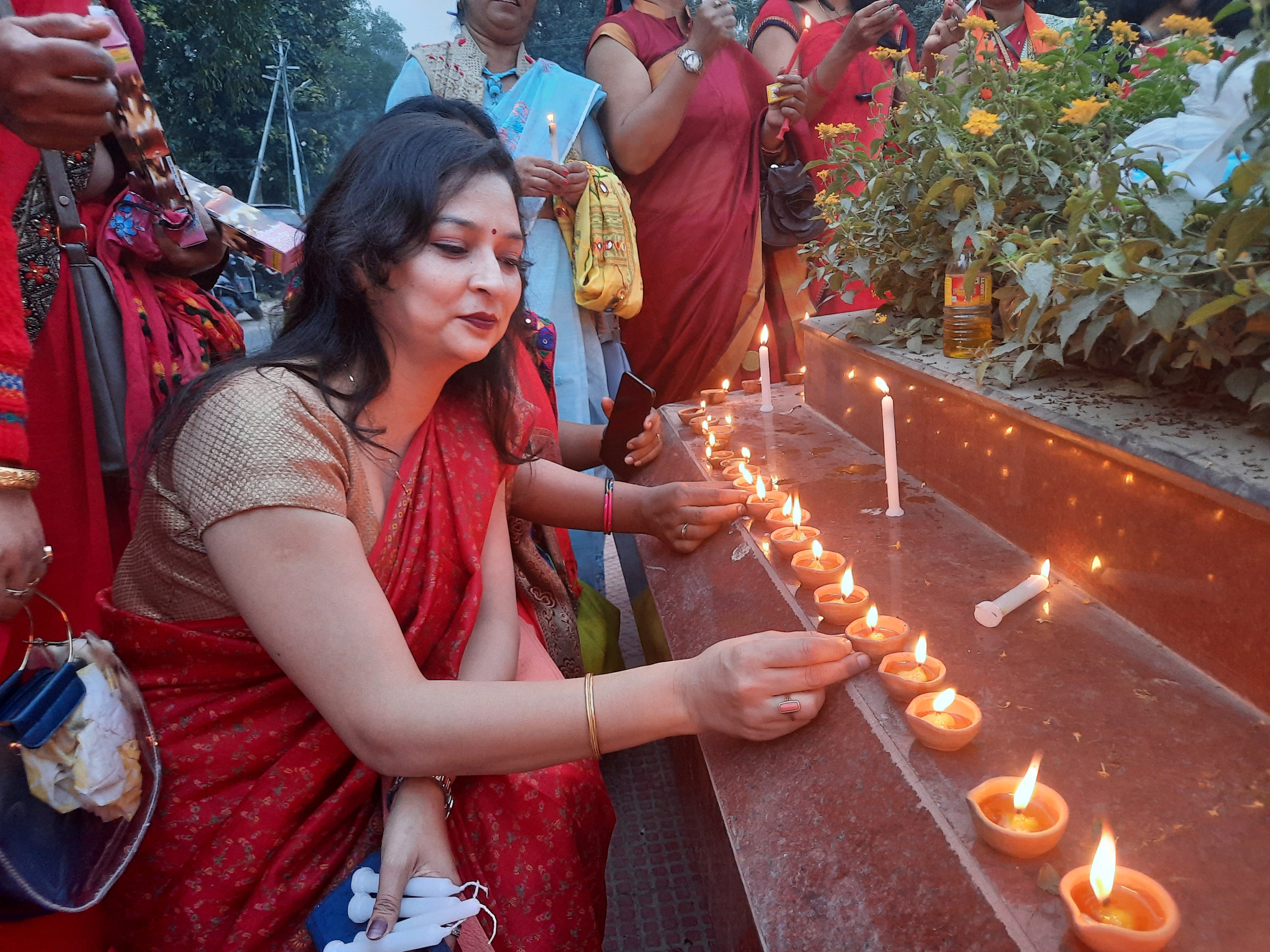 रानी लक्ष्मीबाई की जयंती पर दीप जलाए गए.