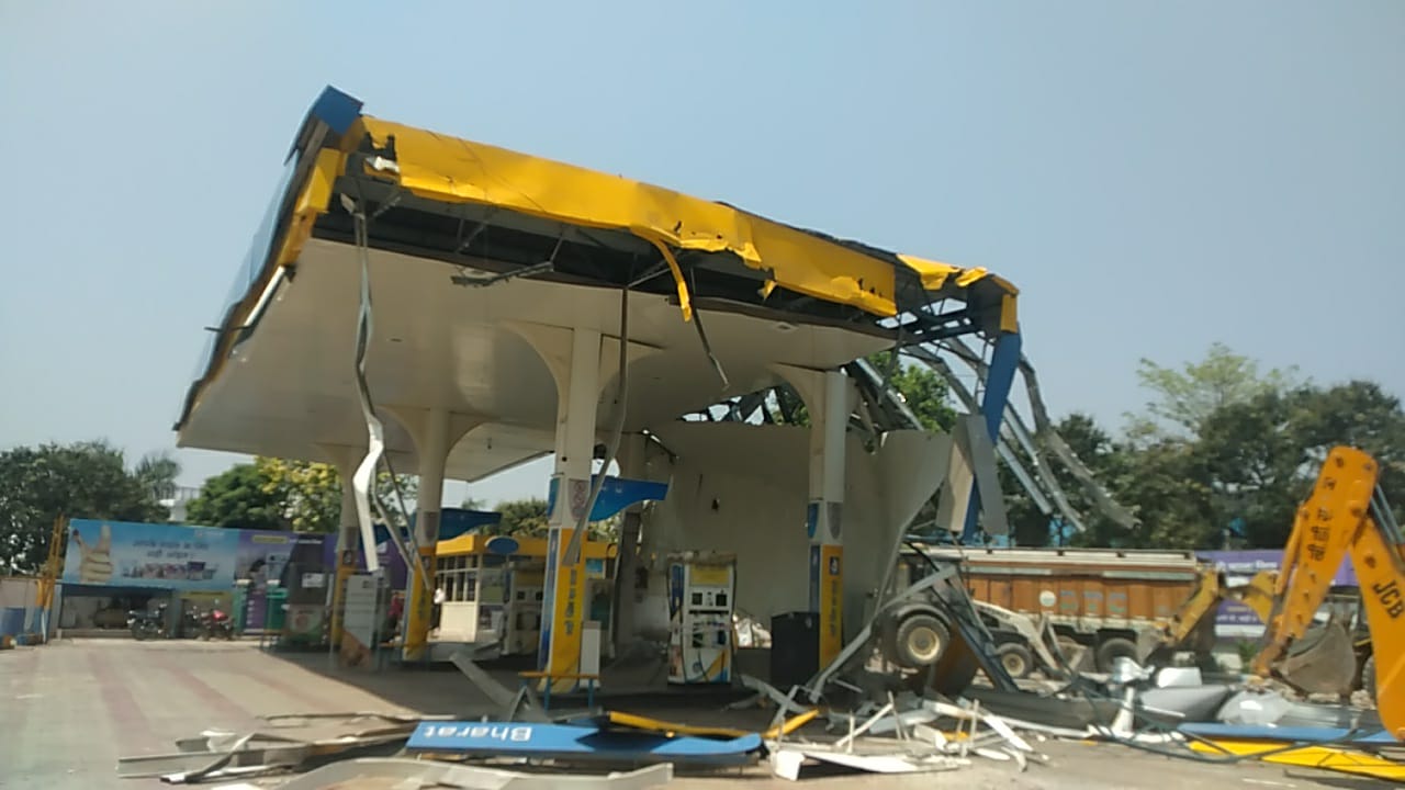 sp-mla-shahjil-islam-petrol-pump-was-demolished-by-bareilly-development-authority