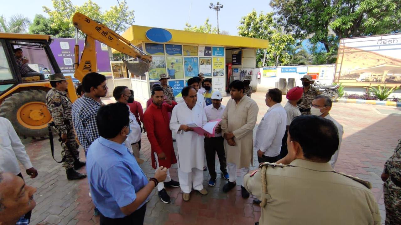 sp-mla-shahjil-islam-petrol-pump-was-demolished-by-bareilly-development-authority