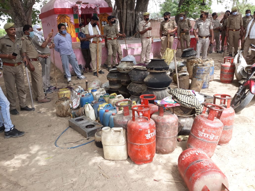 पुलिस ने 770 लीटर कच्ची शराब बरामद की