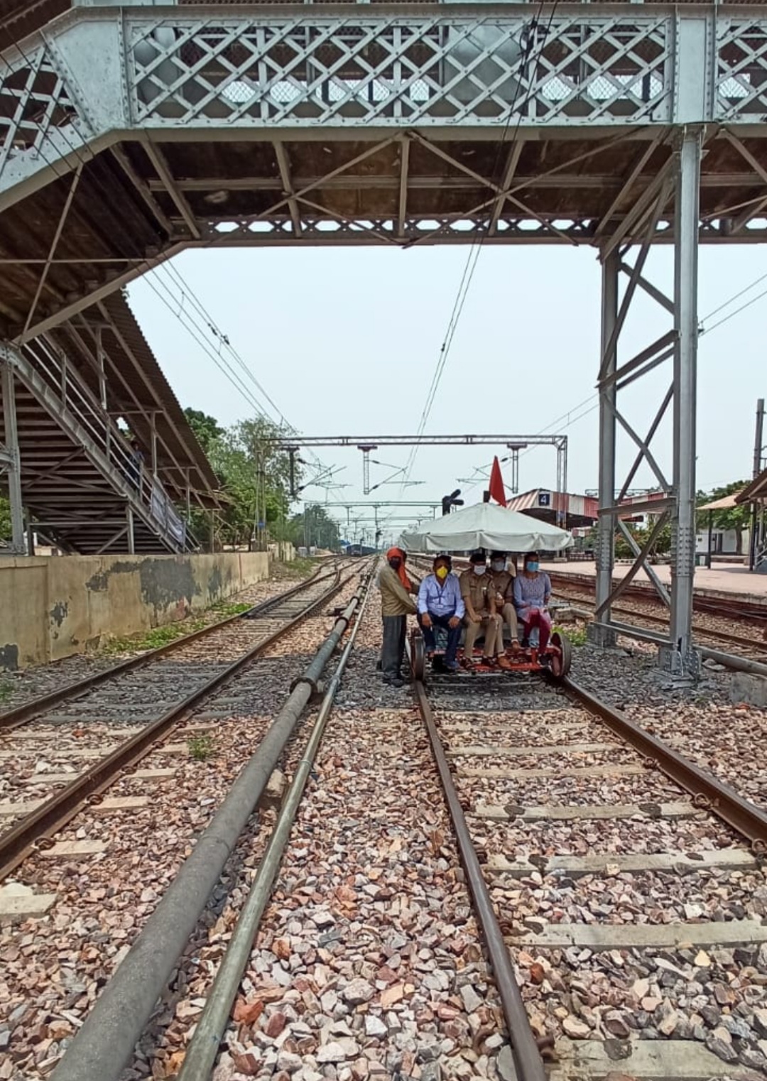 जिले के अधिकारियों ने रेलवे के कर्मियों के साथ ट्रैक पर पहुंचे