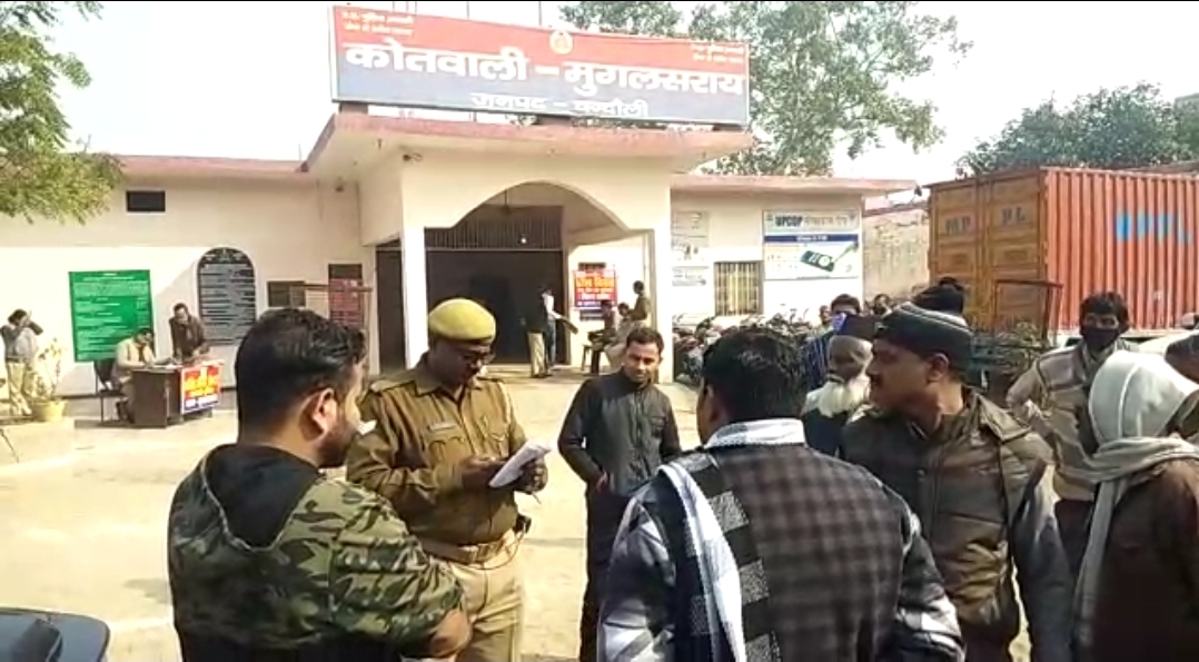 मौके पर पहुंचे पुलिस अधिकारी.