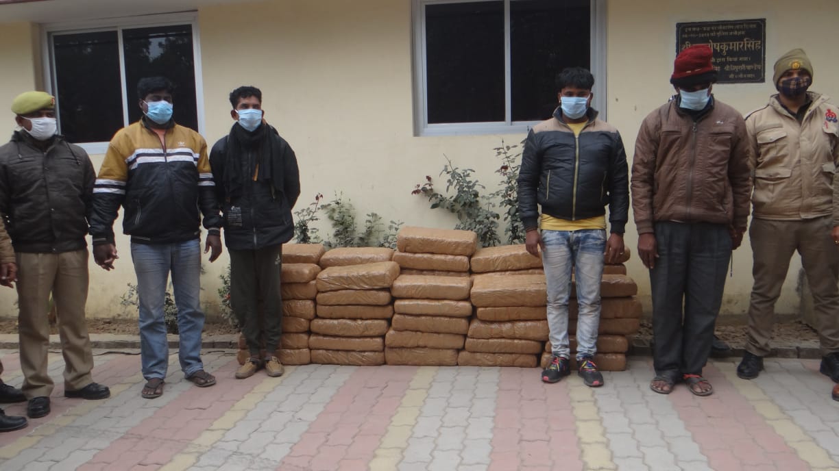 police arrested four smugglers in chandauli